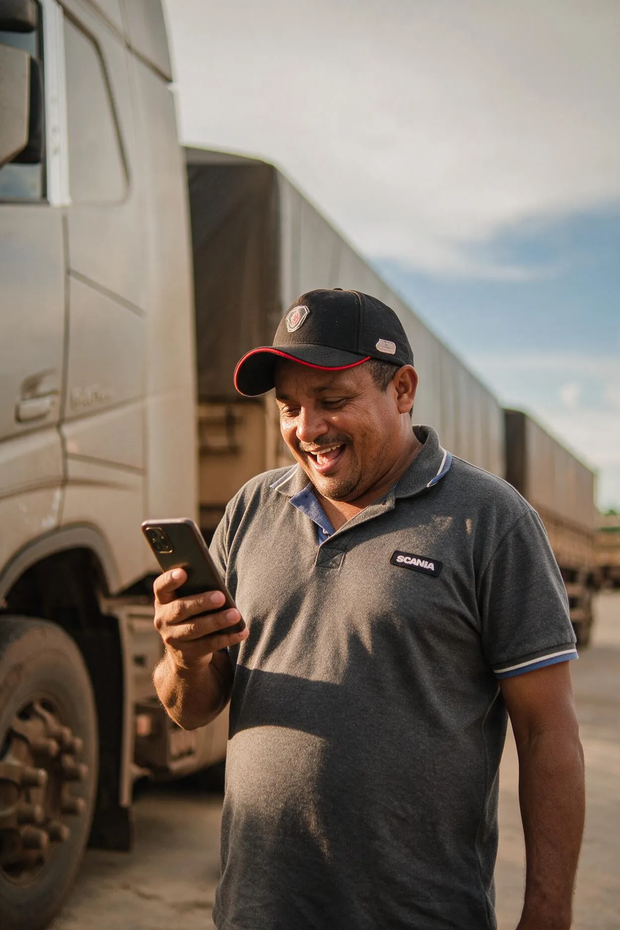 Caminhoneiro sorrindo ao ver uma promoção do Valen no celular